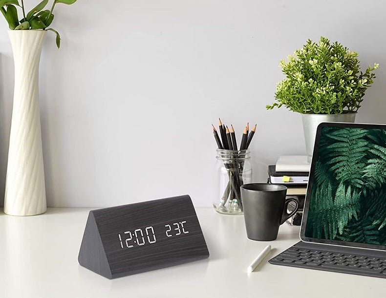 Réveil moderne bois triangle