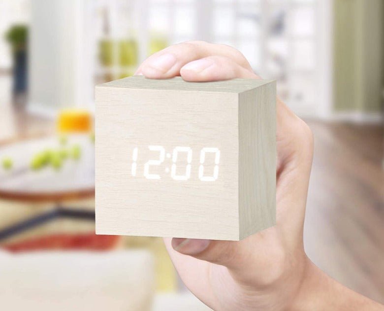 Réveil bois digital en cube - reveille-moi