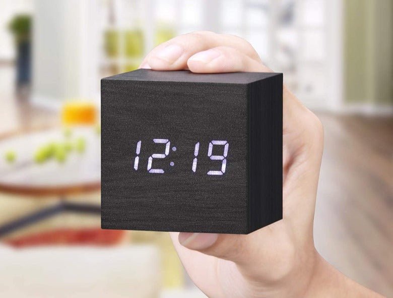 Réveil bois digital en cube - reveille-moi